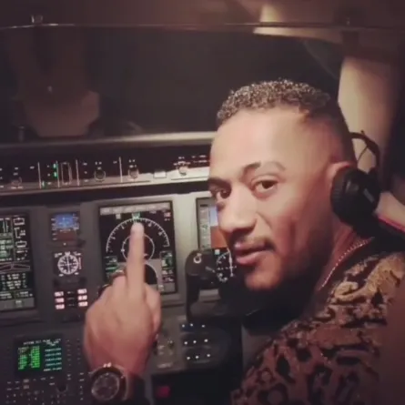 قصة الأزمة بين محمد رمضان والطيار أشرف أبو اليسر