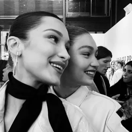 بيلا حديد تغادر شقة شقيقتها جيجي حديد بعد مشاركتها حفل عيد ميلادها الـ26