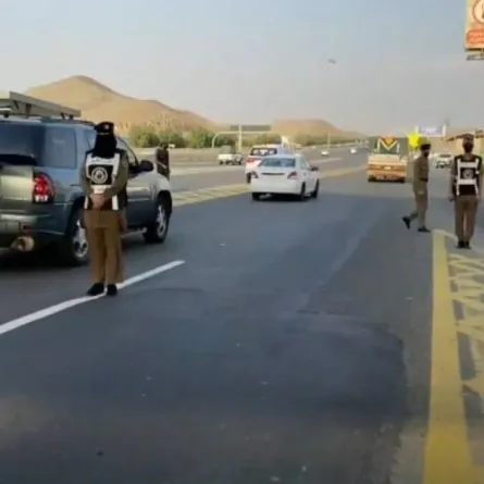 مجندات أمن الطرق يكثفن جهودهن لتنظيم دخول المعتمرين