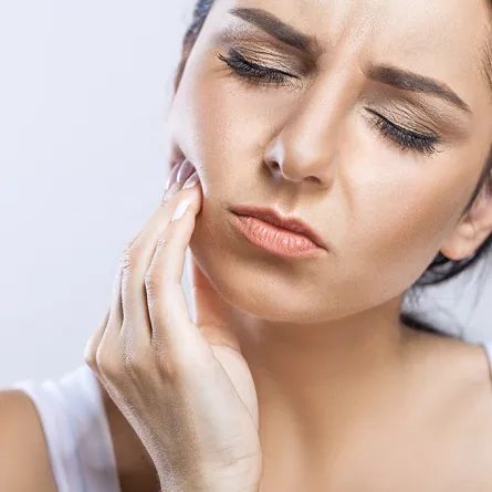 علاجات طبيعية لتخفيف ألم الأسنان أثناء الحمل