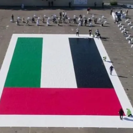 أكبر لوحة فسيفسائية لعلم الإمارات تنضم إلى موسوعة غينيس العالمية