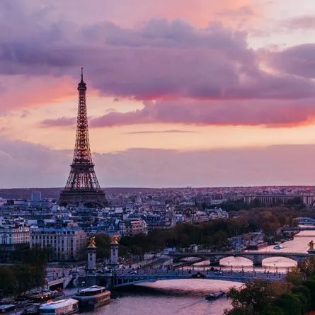 إغلاق أشهر وأكبر مكتبة في باريس