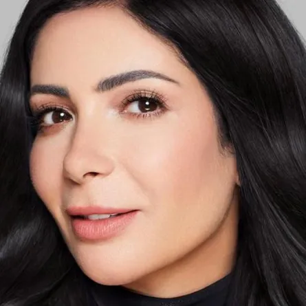 شاهد منى زكي بفستان الزفاف وهذا الرجل أجبرها على ارتداء الحجاب