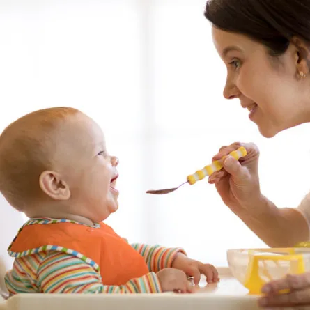 جدول تغذية الطفل بعمر عام