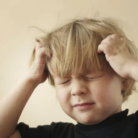 لماذا يضرب الأطفال أنفسهم وكيف نوقف ذلك؟