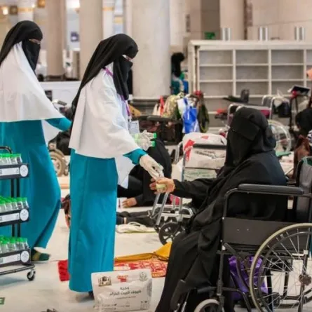 أكثر من 70 ألف عبوة ماء زمزم وزعت على مصليات النساء في المسجد الحرام