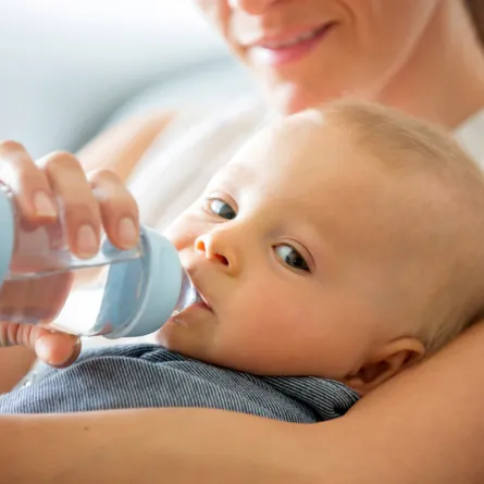 متى يحتاج الرضيع لشرب الماء وما هي الكمية التي يحتاجها؟