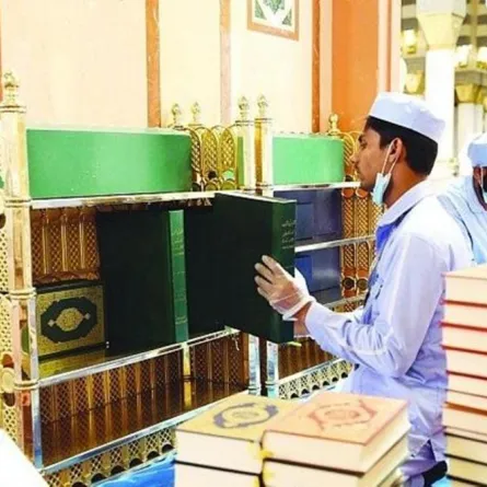 بالفيديو.. إعادة المصاحف إلى الحرمين بعد رفعها لمدة عام احترازياً بسبب كورونا