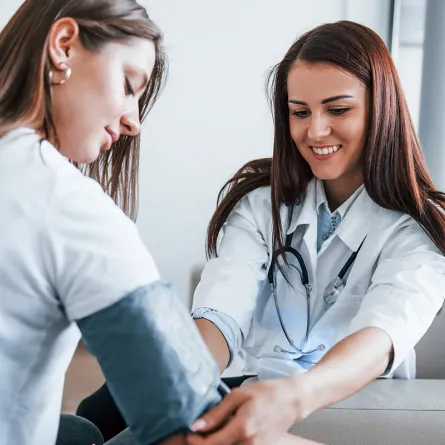 5 أعراض ضغط الدم تنذر بضرورة التوجه فوراً إلى طبيب القلب