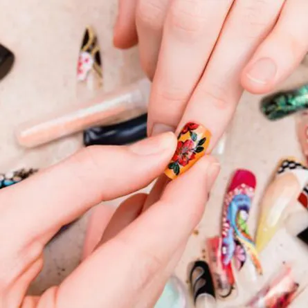 لصق الأظافر بدون صمغ 