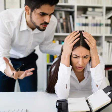 كيفية التعامل مع الزميل السلبي فى العمل؟