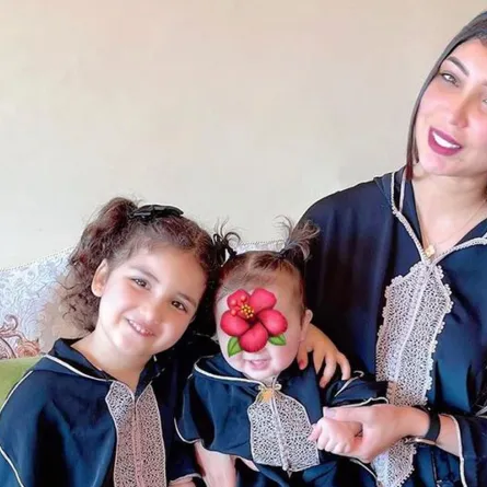 من وحي تصاميم العيد دنيا بطمة تتألق بالقفطان والجلابية برفقة ابنتيها 