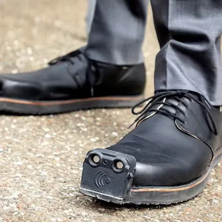 حذاء ذكي يساعد المكفوفين في تجنّب العقبات