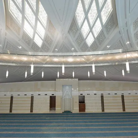 مسجد مطار الملك عبدالعزيز تحفة معمارية مستوحاة من التراث الإسلامي