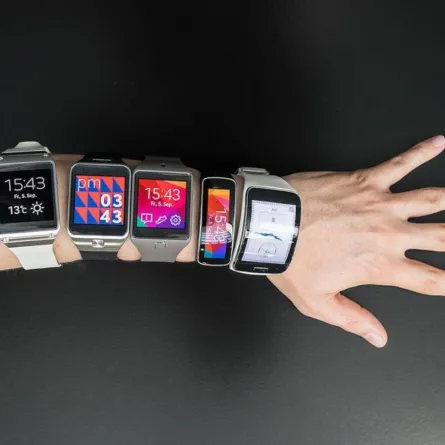 مبتكر عماني يطور ساعة ذكية لرصد وتتبع عدوى كورونا