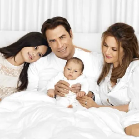 جون ترافولتا مازال وفيا لزوجته كيلي بريستون: ويشيد بها بمعايدة مؤثرة في يوم الأم