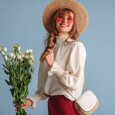 تعرفي على طرق تنسيق البلوزات البيضاء للصيف