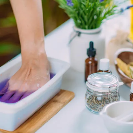 شمع البارافين.. أفضل علاج للأظافر واليدين