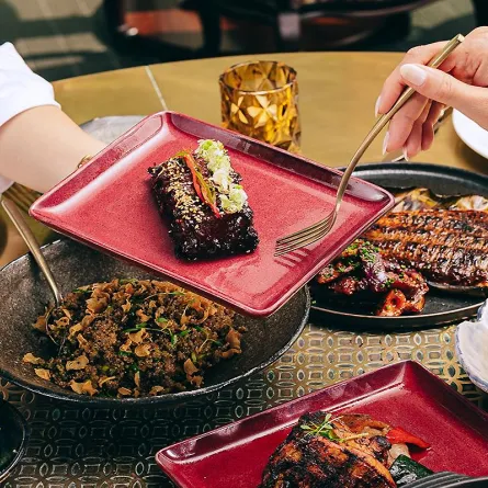 عشاق المأكولات على موعد مع أشهى الأطباق والنكهات العالمية في الغالريا بأبوظبي