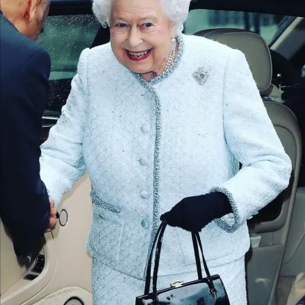 هذا ما تضعه الملكة إليزابيث الثانية في حقيبة يدها 