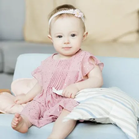 مظاهر تطور الطفل الرضيع في الشهر الثامن