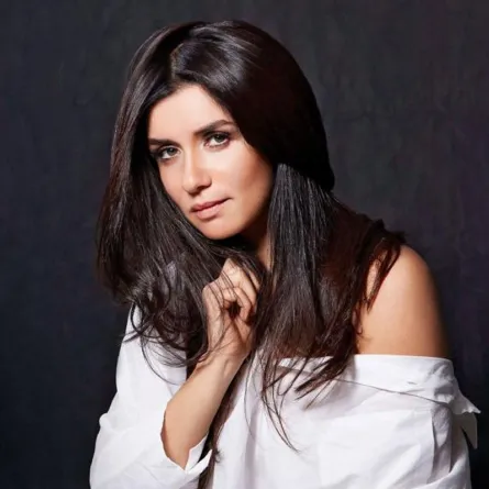 غادة عادل ورامز جلال يعيدان مشهداً جمعها من 17 عاماً في كواليس «أحمد نوتردام»