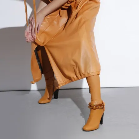 أحذية باللون البرتقالي لصيف 2021