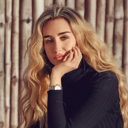 هنا الزاهد تَرُدّ على اتهامات خرقها حظر التصوير في كبائن الطائرات وأحمد فهمي يدافع عنها