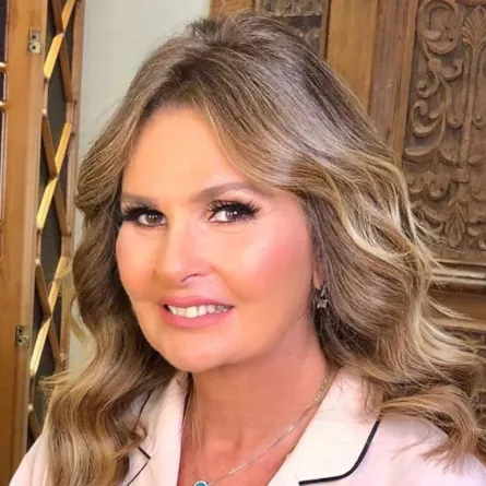 يسرا تعزي المحامي فريد الديب في وفاة ابنته