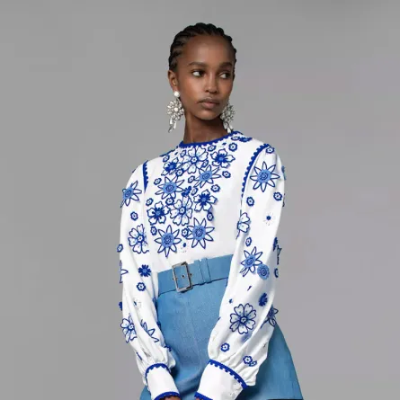 أزياء مطبّعة بالأزهار لإطلالة هذا الصيف