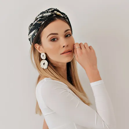 السكارف أكثر أكسسوارات الشعر رواجاً... إليك طرق اعتماده