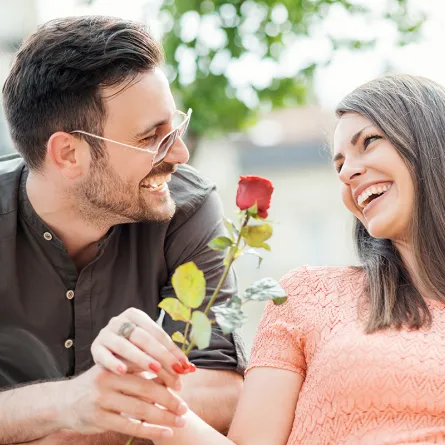 الحب من النظرة الأولى .. هل يوجد دليل علمى يدعمه؟