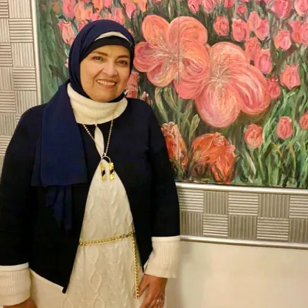 د. منى رجب صيدلانية تحقق حلمها بالدكتوراة فى فلسفة الفن