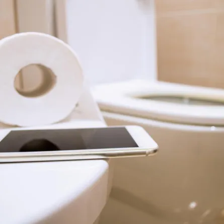 تعرفوا على  أضرار استخدام الهواتف الذكية في دورات المياه