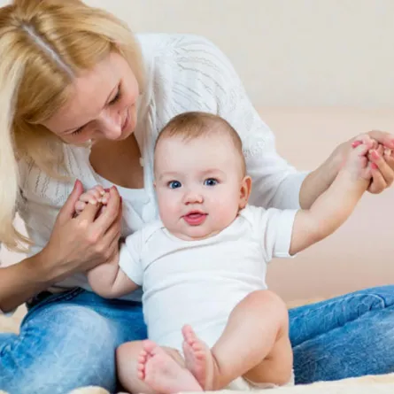 جلوس الرضيع في الشهر الثالث