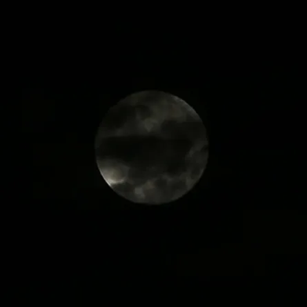 حدث فلكي نادر .. خسوف كلي يقترن مع القمر العملاق 