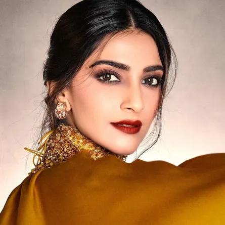 مكياج يومي يستهدف الهالات السوداء والبقع الداكنة من النجمة الهندية سونام كابور