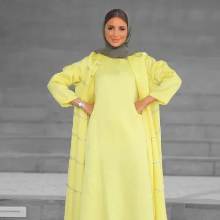 طرق لتنسيق العباية مع الفستان الطويل