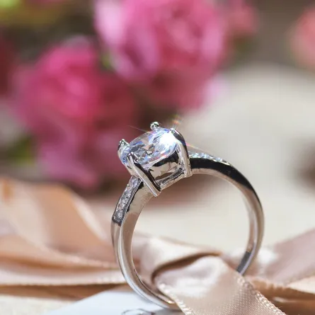 نصائح من الخبراء حول كيفية جعل خاتم الخطوبة يبدو أغلى ثمنا