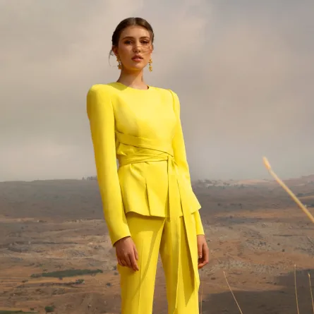 أزياء باللون الأصفر لإطلالة صيفية مشرقة