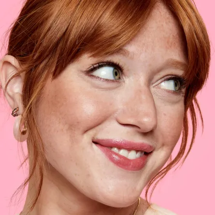 HOOLA GLOW... بودرة برونزر براقة للوجه ذات الإصدار المحدود