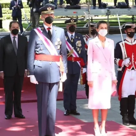 الملك فيليب السادس والملكة ليتيزيا يشهدان احتفالات يوم القوات المسلحة 2021