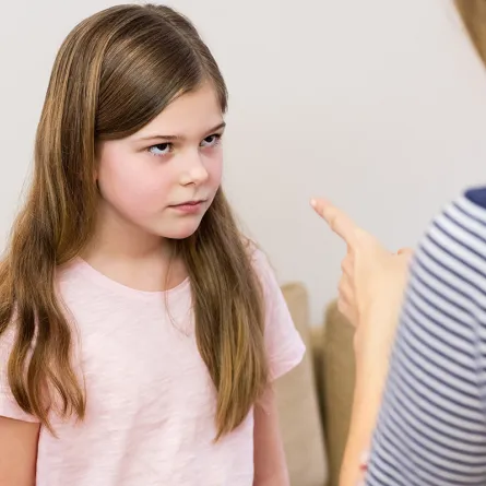 تصرفات خاطئة تدمر شخصية الطفل