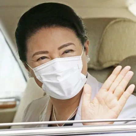 الإمبراطورة ماساكو تمارس تقاليد تربية دودة القز لإنتاج الحرير في القصر الإمبراطوري 