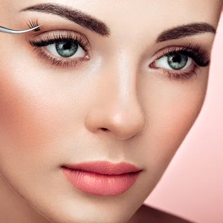 كيفية الاعتناء بالرموش الصناعية