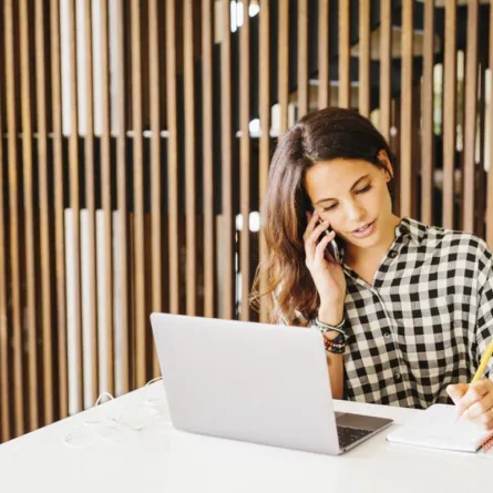 اتيكيت المهاتفة عبر التطبيقات الذكية في الحياة المهنية