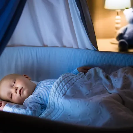 متى يبدأ الطفل بالنوم طوال الليل؟