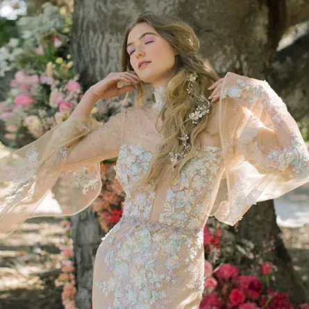 فساتين عروس مزينة بالورود