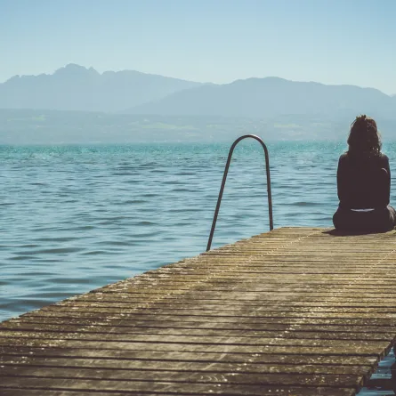 اسباب العزلة الاجتماعية عند الشباب