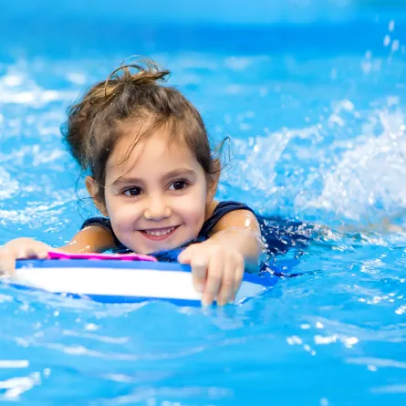 نصائح تساعد طفلك على التخلص من خوف السباحة 